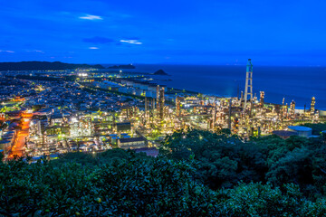 和歌山県　有田市　初島里町　みかん畑からの工場夜景