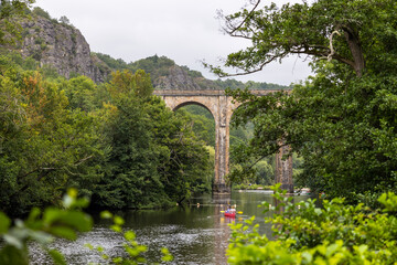Viaduc de Clécy dans le site naturel du Rochers du Parc à Clécy, au bord de l’Orne, sous un...