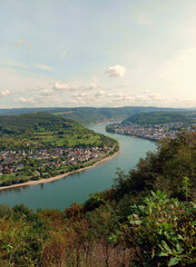Fototapeta premium Aussicht Richtung Boppard von der sogenannten Bopparder Hamm, im UNESCO-Welterbe Oberes Mittelrheintal Rheinland-Pfalz. Blick vom Aussichtspunkts Gedeonseck. 