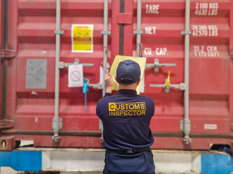 Customs officers carry out inspections of cargo in export and import containers.  investigations into trade and delivery of goods between countries in Indonesia.