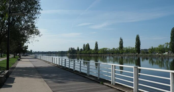 Vichy et l'Esplanade du Lac d'Allier. Promenade verte v&eacute;g&eacute;talis&eacute;e le long de la rive droite entre le Pont de l'Europe et la Rotonde avec vue sur la rive gauche
