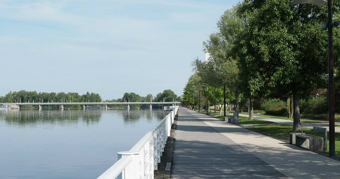 Vichy et l'Esplanade du Lac d'Allier. Am&eacute;nagement d'une longue all&eacute;e ou quai en bois et galet avec surprenante v&eacute;g&eacute;tation sur la rive droite entre la Rotonde et le quartier des Ailes