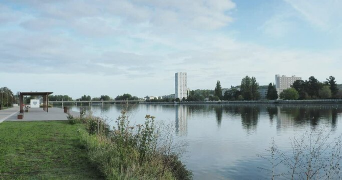 Vichy et les berges du Lac d'Allier. La Plateforme Vichymonamour et son belv&eacute;d&egrave;re sur la rive gauche avec vue sur la l'Esplanade de la Rive droite et le quartier des Ailes
