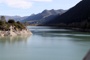 Vista a un pantano turquesa en Arag&oacute;n,