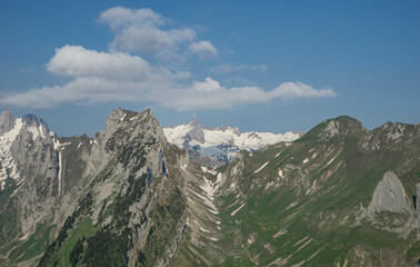 Säntis in den Schweizer Alpen im Sommer, an einem heißen dunstigen Sommertag