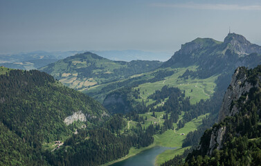 Hoher Kasten in den Schweizer Alpen im Sommer, an einem heißen dunstigen Sommertag