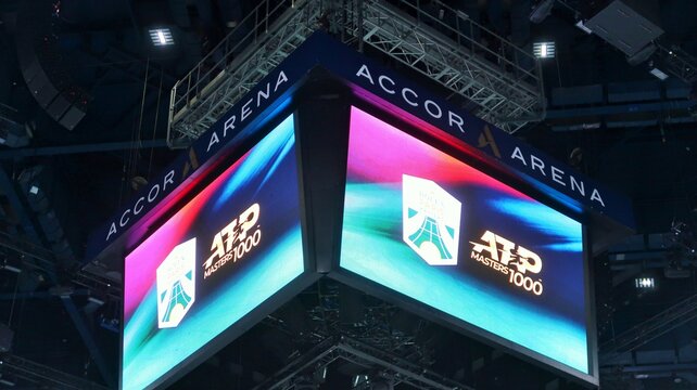 Panneau lumineux affichant les logos "ATP Masters 1000" et "Rolex Paris Masters", c&eacute;l&egrave;bre tournoi de tennis se d&eacute;roulant &agrave; l'Accor Arena de Paris Bercy &ndash; novembre 2022 (France)