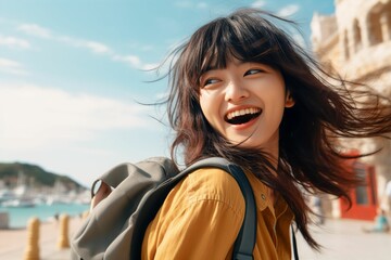 海外旅行を楽しむ笑顔の日本人女性（バックパック・海・街・船） - obrazy, fototapety, plakaty