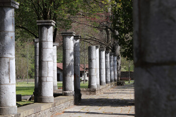 Paseo con columnas rom&aacute;nicas