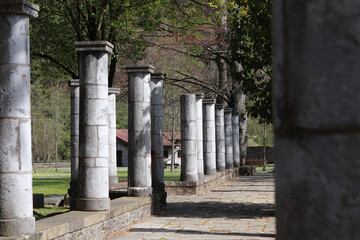 Paseo con columnas románicas