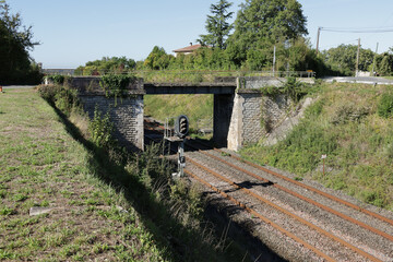 Pont routier à Cubzac-les-Ponts au-dessus de la voie ferrée entre Bordeaux et Saintes avant...
