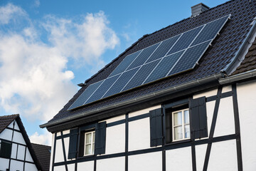 Solarpanel auf einem Dach eines Fachwerkhauses in Düsseldorf, Nordrhein-Westfalen, Deutschland