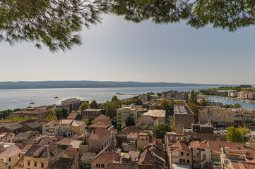 Miasto Omiš,. Widok na miasto Omnis w Chorwacja. Chorwackie miasto Omiš w Dalmacji. Dalmacja w Chorwacja. Piękny widok z miasta Omiš. Chorwacja na wakacje.  © Daniel