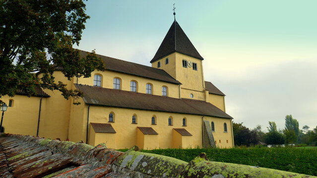 schöne alte Basilika St. Georg auf der Insel Reichenau am Bodensee unter blauem Himmel