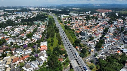 Visão aérea da rodovia Dutra na cidade de Arujá, SP, Brasil.