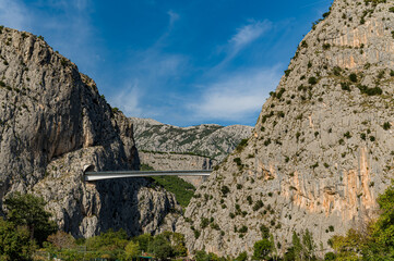 Most nad Cetiną. Miasto Omnis. Kanion rzeczy prowadzący do miasta Omnis. Miasto Omnis w Chorwacji. Góry Mosor i most nad Cetiną.