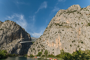 Miasto Omiš,. Widok na miasto Omnis w Chorwacja. Chorwackie miasto Omiš w Dalmacji. Dalmacja w Chorwacja. Piękny widok z miasta Omiš. Chorwacja na wakacje. 