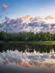 Sonnenaufgang in Seedorf am Schaalsee mit Wolken und Spiegelung