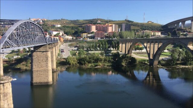Centro da cidade do Peso da R&eacute;gua, vista para as duas pontes, aponte pedestre e a ponte rodovi&aacute;ria, rio douro, vale do douro