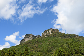 岩のような山
