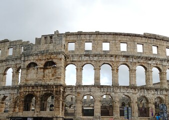 Fototapeta premium antike, pula, kroatien, arena, pulska arena, römer, mittelalter, wolken, blauer Himmel, amphitheater Pula, stein, Gladiatoren, bogen, alt, ruine, Kalkstein, arkaden, monument, 
