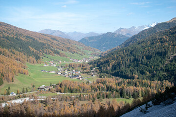 Fototapeta na wymiar Green Obernberg Lake in Tyrol. Beautiful View of the area of Obernberger See during autumn in Austria.