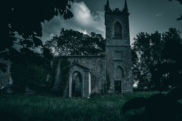 Ruiny starego kościoła w Irlandii pośród drzew