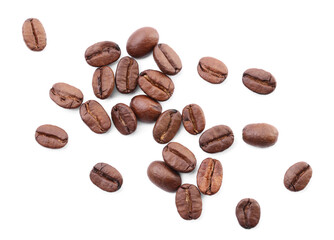 Naklejka premium Many roasted coffee beans isolated on white, top view