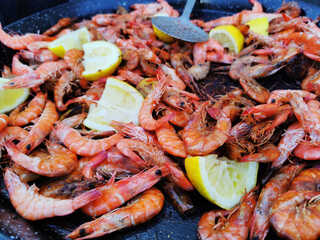 Shrimp with lemon fried on an open fire