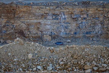 Felswände im Steinbruch