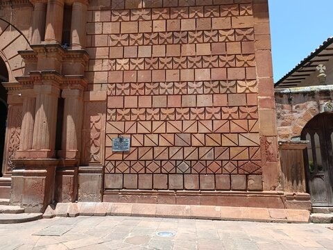 Arquitectura antigua de iglesias y cementerios en piedra coloniales - religioso