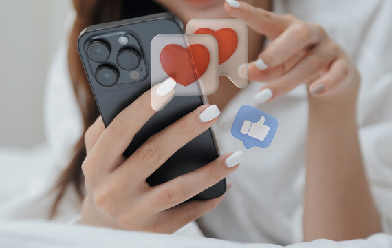 Mujer con su celular dando like y corazones, u&ntilde;as pintadas, mujer contactando a su amigos, contactos