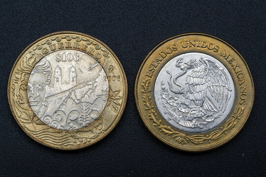 Moneda Her&aacute;ldica de 100 pesos Mexicanos del Estado de Guerrero 2006, Anverso Escudo Nacional, Reverso: silueta de Taxco, clavadista, flor de nochebuena y mascara de ocelote