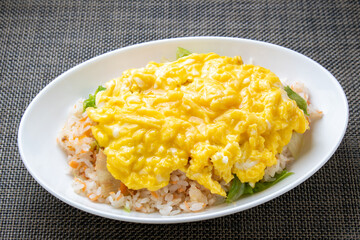 鮭レタスチャーハンの包まないオムライス･オムチャーハン。
