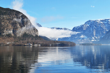 Obraz premium Beautiful Hallstatt Lake located in Hallstatt, Austria, in winter
