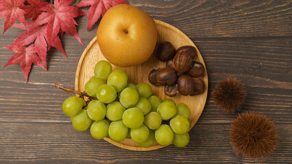 日本の秋のフルーツ イメージ・木目背景｜日本の梨・栗・ぶどう