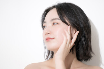 若い日本人女性のビューティーイメージ　頬を触れる　見上げる 左にコピースペースあり - obrazy, fototapety, plakaty