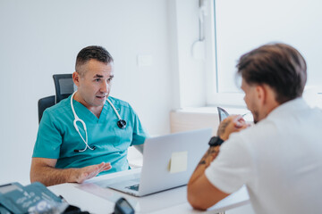 Obraz premium Experienced Radiologist Consulting and Diagnosing Young Patient's Lungs