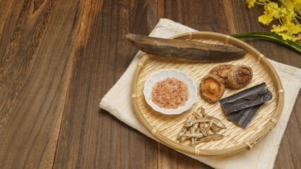 和風の出汁(だし)イメージ｜鰹節・削り節・昆布・煮干し・椎茸