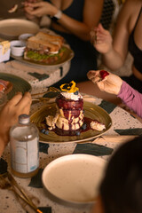 hot cakes con mermelada de fresa y blueberries, con jugo de naranja 