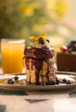 Hot Cakes Con Mermelada De Fresa Y Blueberries, Con Jugo De Naranja 