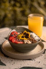 bowl de frutos rojos y jugo de naranja 