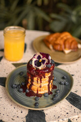hot cakes con mermelada de fresa y blueberries, con jugo de naranja 
