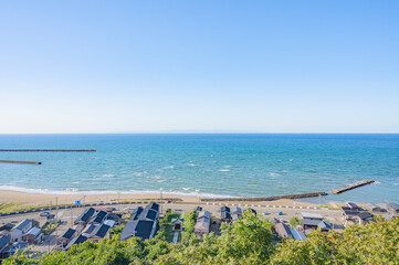 新潟　晴れた日の出雲崎海岸