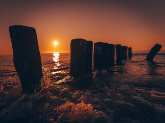 Zachód słońca nad Bałtykiem między falochronem