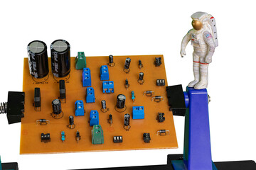 astronauta y circuito electrónico © 👑EDUARDO👑