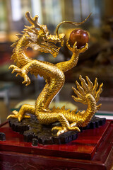 Fototapeta premium Luxurious gold Chinese dragon sculpture