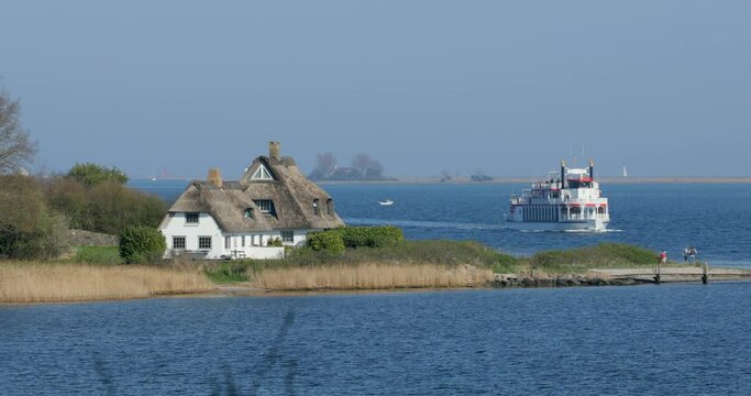 Thatched roof houses, paddle steamer Schlei Princess, near Rabelsund, Rabel, Schlei, Schleswig-Holstein, Germany, Europe