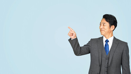 案内する中年ビジネスマン