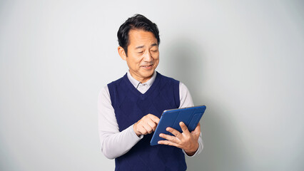 タブレットPCを使うミドル男性